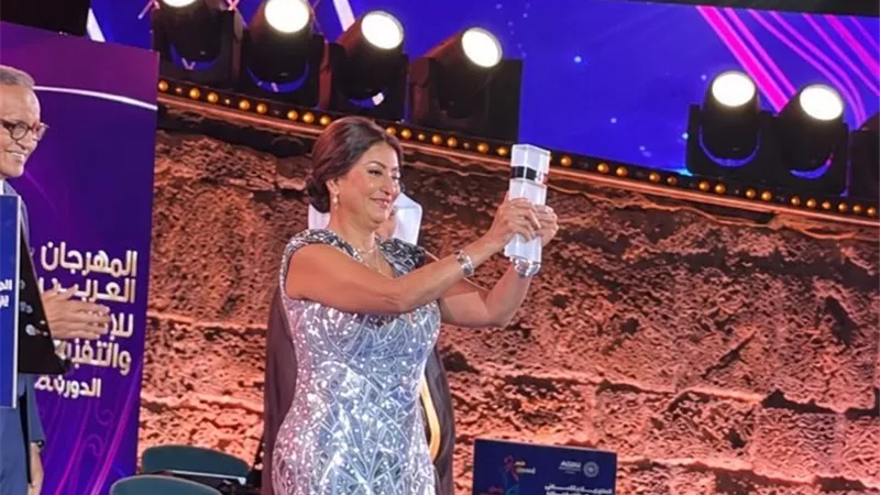 بالفيديو والصور.. بكاء وفاء عامر لحظة تكريمها بمهرجان الإذاعة والتليفزيون 