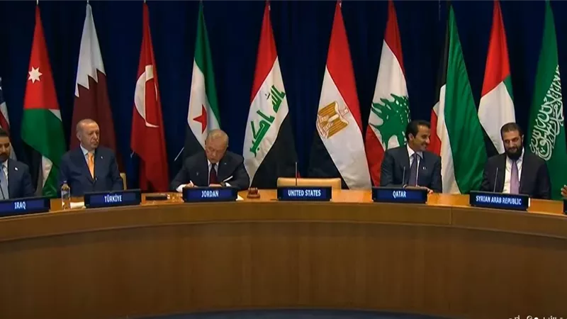 حديث جانبي بين أمير قطر ود. مصطفى مدبولي على هامش اجتماع أمريكي خليجي عربي