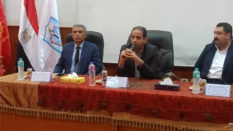رئيس جامعة بورسعيد: التواصل المباشر مع الطلاب والاستماع إلى آرائهم أولوية 