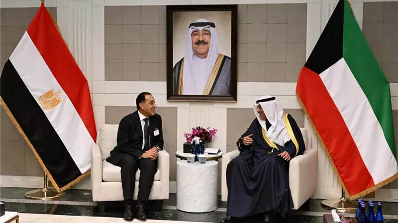 ولي عهد الكويت يستقبل رئيس الوزراء لبحث أوجه التعاون والتنسيق المشترك