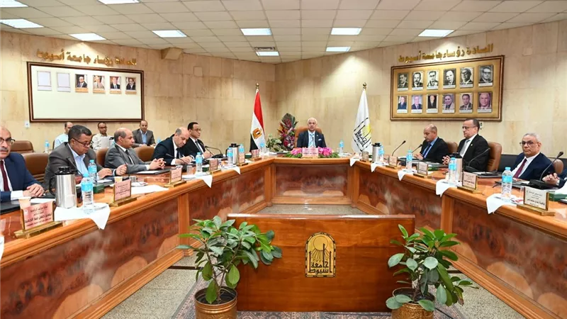  مجلس جامعة أسيوط يُقر حزمة من القرارات ويحدد أولويات العمل للعام الجامعي 