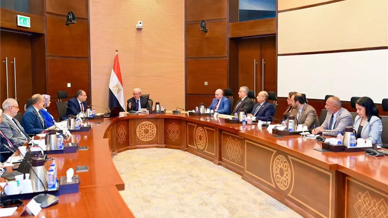 حسين عيسى يتابع مستجدات المشروع القومي لتطوير الغزل والنسيج 