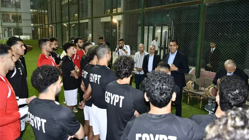 تسبقها تحيات الرئيس.. وزير الرياضة يدعم منتخب مصر قبل مواجهة أنجولا