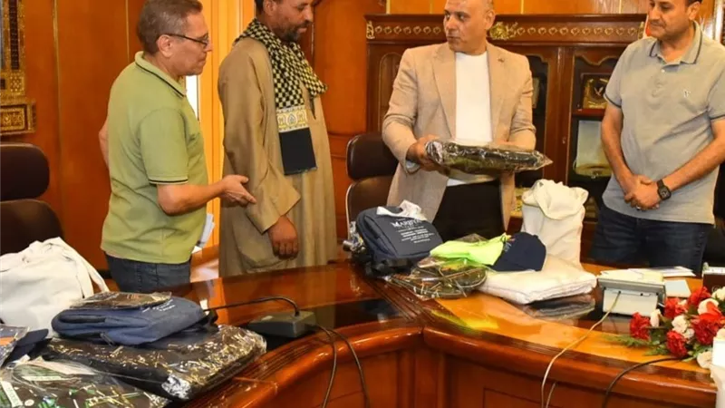 محافظ أسيوط يسلم 5 مواطنين منح العمرة المجانية المقدمة من صندوق 