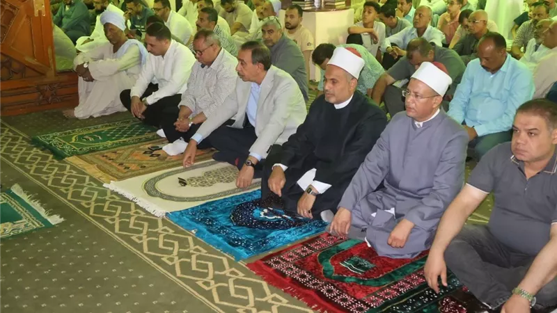 محافظ سوهاج يؤدي صلاة الجمعة بمسجد الشرطة بمدينة ناصر