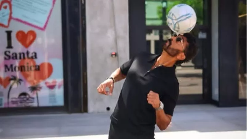 خالد النبوي يشوق الجمهور لـ«طاهر المصري» بصورة من الكواليس: «الكورة معانا»