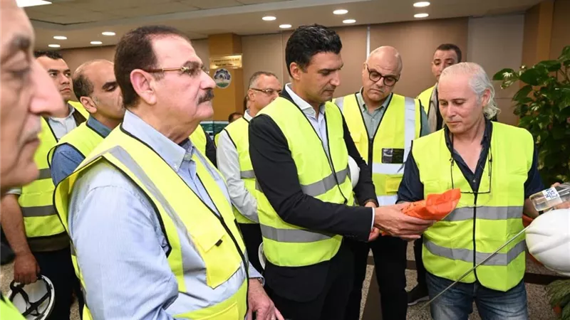 وزير الصناعة يتفقد مجمعا للأسمدة ومجمع مصانع للمستلزمات الطبية