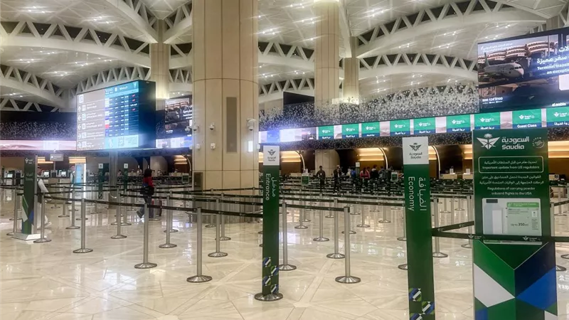 شهود عيان لرويترز: انفجار قوي بمطار الرياض وإجلاء المسافرين