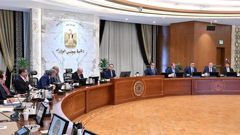 رئيس الوزراء يوجه بزيادة المخزون الآمن من السلع الغذائية والمنتجات البترولية
