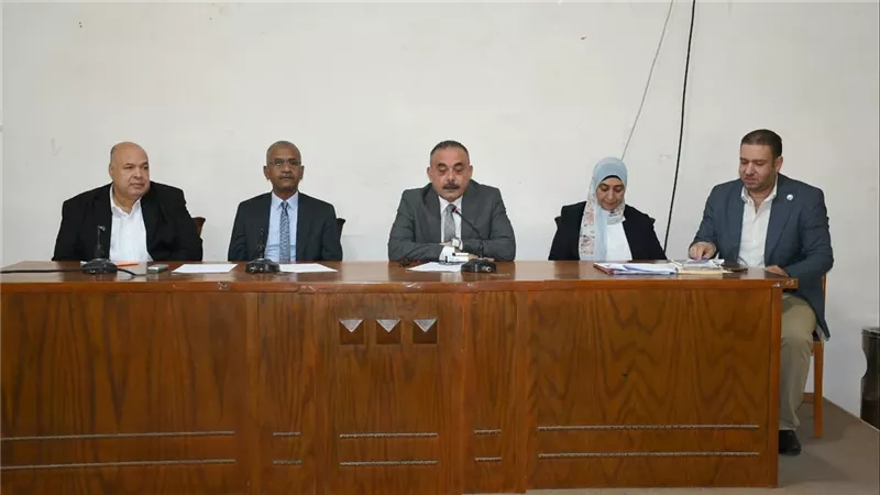 جامعة العاصمة تناقش مشكلات الموارد البشرية وتطرح حلولًا لتطوير الأداء الإداري
