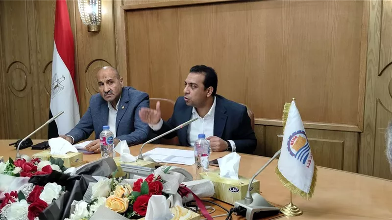 نائب محافظ قنا: مستمرون في تسريع وتيرة العمل بملفي التقنين والتصالح لخدمة المواطنين