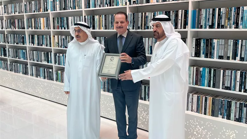 أمين الأعلى للثقافة.. يتسلم درع تكريم المؤسسات الداعمة للجوائز العربية من دبي 