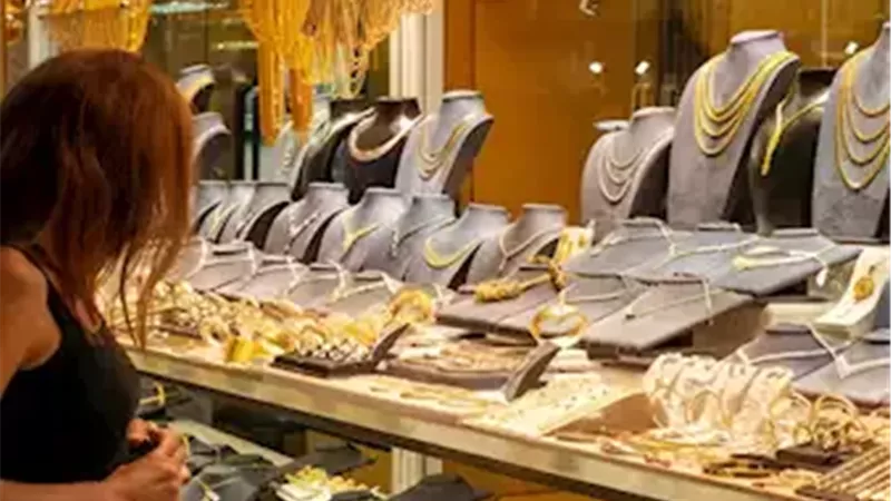 الذهب يواصل صعوده محليا مدفوعًا بأزمة الإغلاق الأمريكي وخفض الفائدة