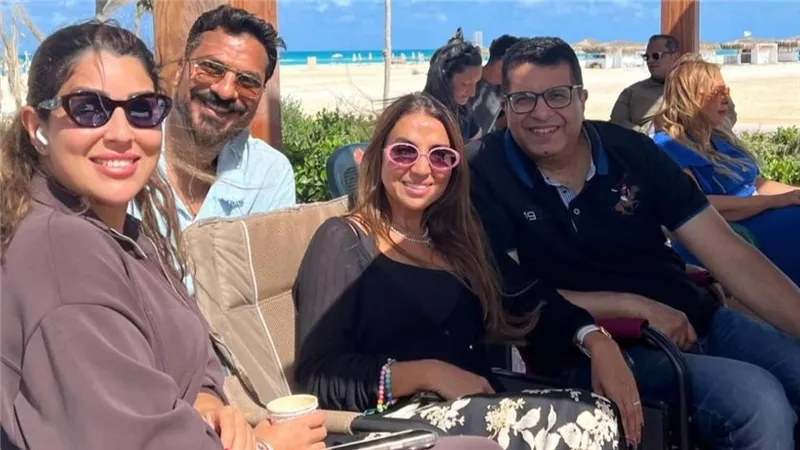 أيمن سلامة بصحبة أيتن عامر ومصطفى أبو سريع في الساحل الشمالي.. ما السبب؟