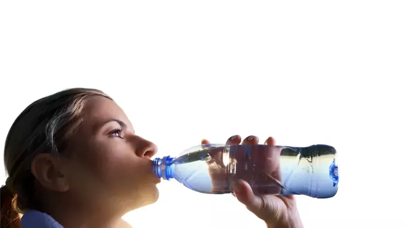 علاقة مياه العبوات البلاستيكية بزيادة الإصابات بالسرطان.. دراسة تكشف السبب 
