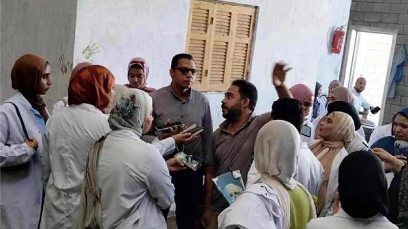 طلاب تكنولوجيا التصنيع الغذائي بجامعة طيبة التكنولوجية في زيارة ميدانية داخل المصانع الصناعية بالأقصر