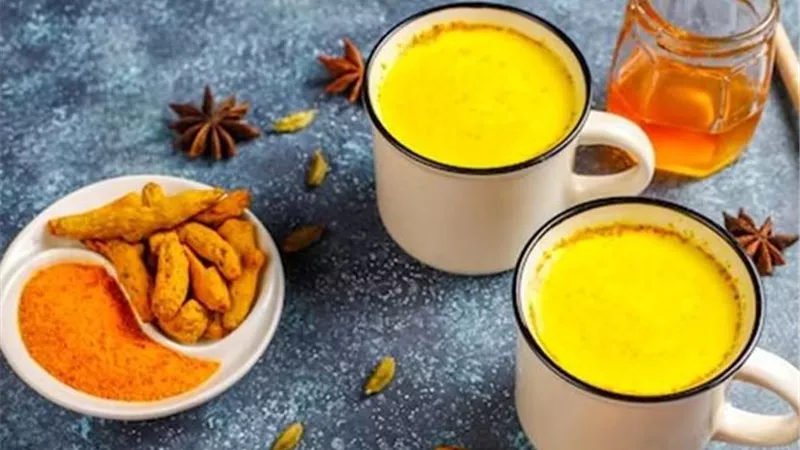 حليب الكركم الذهبي.. مشروب طبيعي لتقليل الالتهابات وتحسين القلب