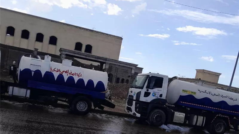 انتشار سيارات الصرف الصحي بشوارع حي غرب الإسكندرية للتعامل مع الأمطار