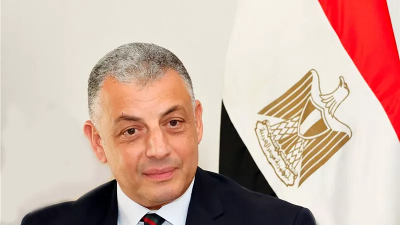 محافظ الإسماعيلية يهنئ البطلة سارة سمير بعد تتويجها بثلاث فضيات في بطولة العالم