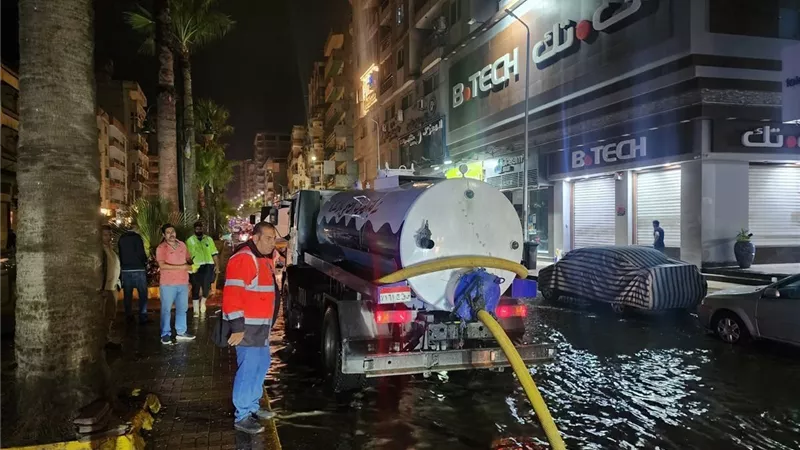 شاهد بالصور.. غرق شوارع العجمي بالإسكندرية في «شبر ميه»