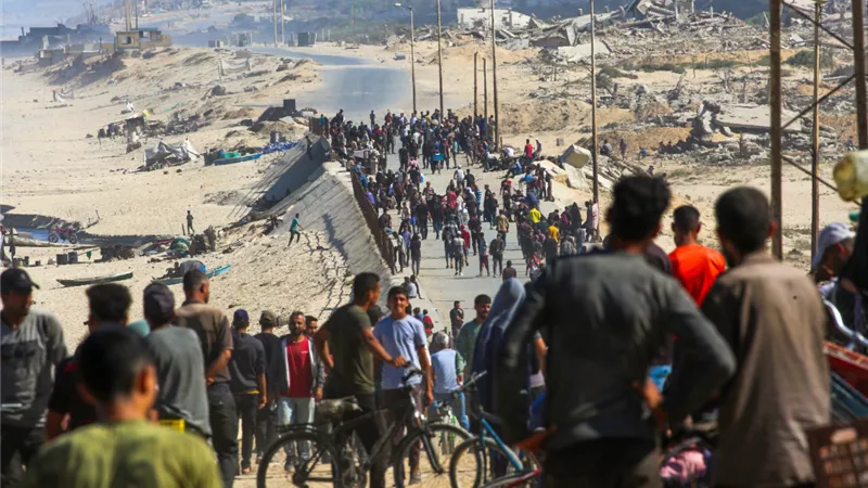 فيديو يوثق عودة النازحين إلى مدينة غزة بعد بدء سريان وقف إطلاق النار