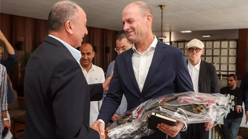 الخطيب يستقبل ياس سوروب المدير الفني الجديد للأهلي قبل المؤتمر الصحفي