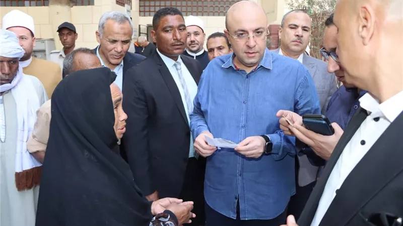 حوار مباشر بين محافظ بني سويف والأهالي عقب صلاة الجمعة