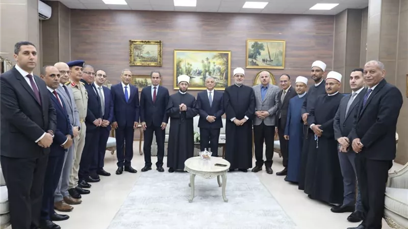 مفتي الجمهورية يؤدي صلاة الجمعة في مسجد أبي بكر الصديق بالإسماعيلية.. صور