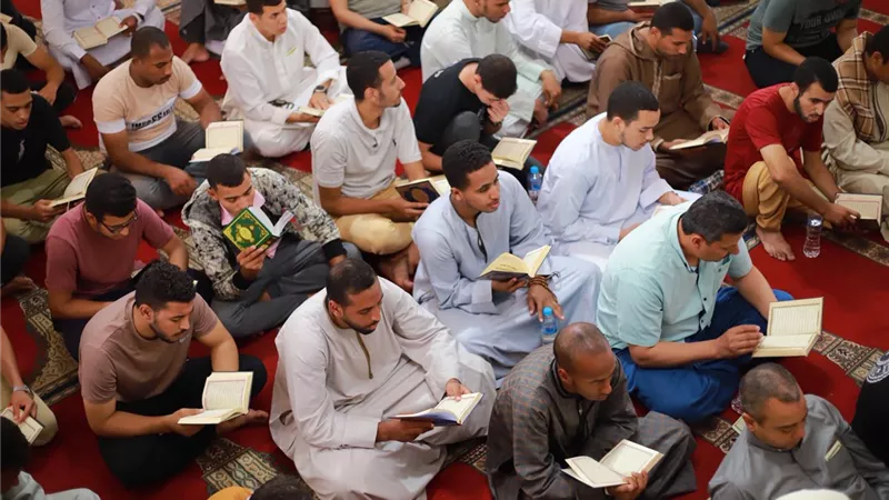  وفاءً له.. جلسات ختم القرآن عقب صلاة الجمعة على روح أحمد عمر هاشم.. صور