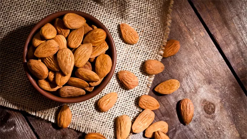 تناول اللوز يزميا يعزز صحة الأمعاء.. فما الكمية المناسبة؟