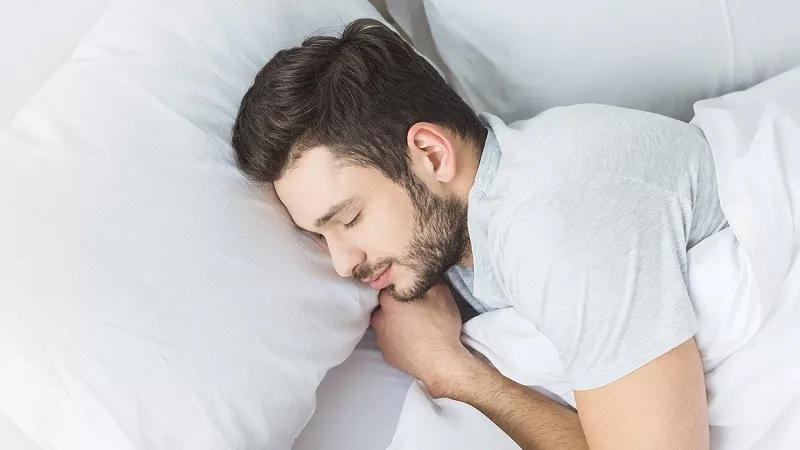 استشارية تكشف أفضل وضعيات النوم لتحسين الصحة وتجنب آلام الظهر والرقبة| فيديو
