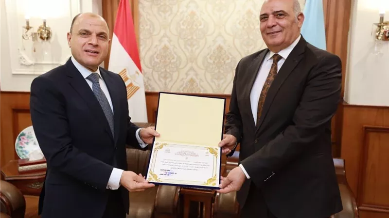 محافظ كفر الشيخ يكرم السكرتير العام والمساعد تقديرًا لجهودهما بإدارة منظومة العمل