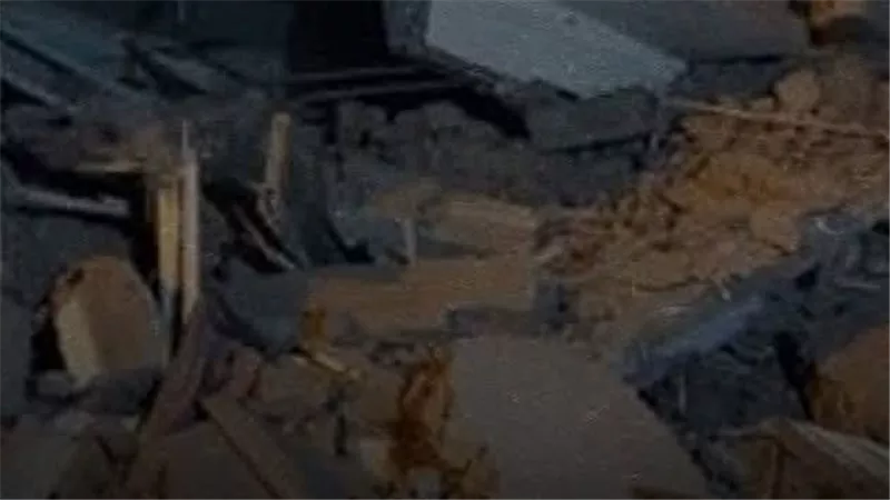 التحقيق في إصابة 3 أشخاص إثر انهيار جزئي لعقار قديم بالإسكندرية