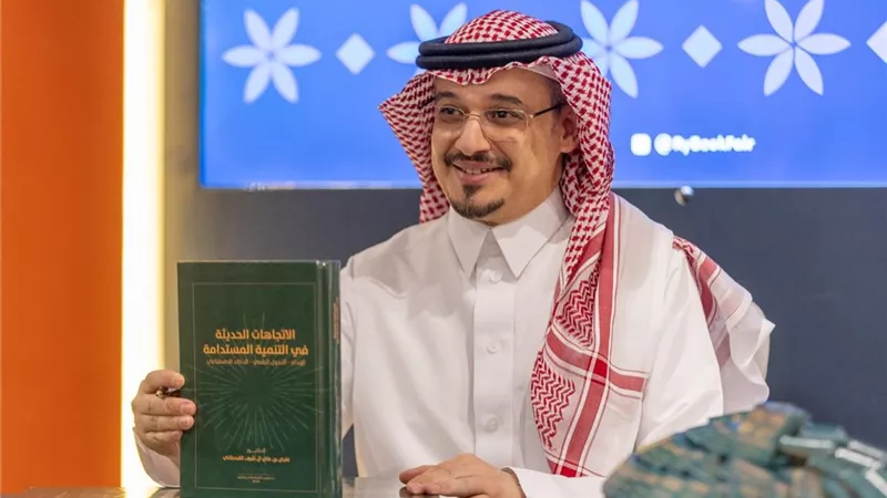 دشن إصداره في «كتاب الرياض».. القحطاني يناقش إشكالات التنمية والتحول الرقمي