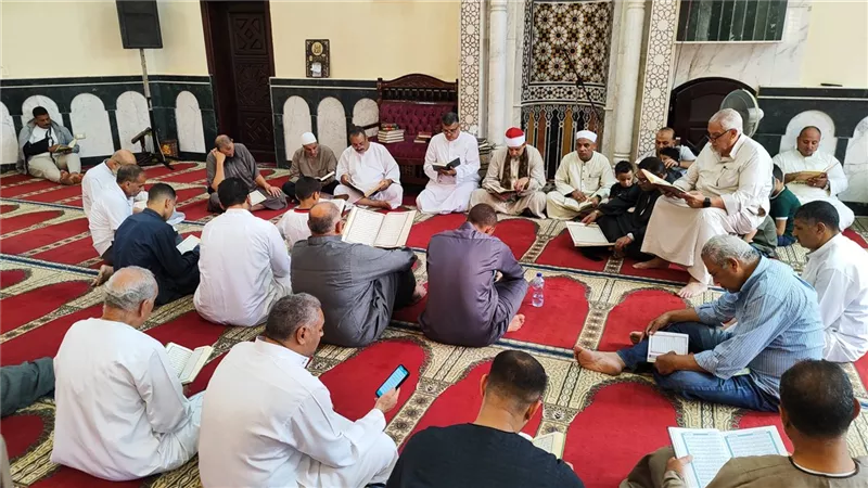 في الجمعة الأولى له.. أهالي المنوفية يختمون القرآن على روح أحمد عمر هاشم