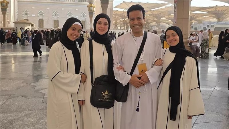 سامح حسين يؤدي مناسك العمرة برفقة أسرته ويشارك جمهوره لحظاته الروحانية