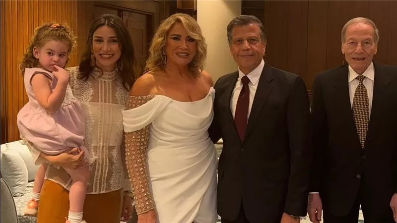ورد أبيض وزغاريد.. بوسى شلبى تحتفل بعقد قران إيناس الدغيدى| صور