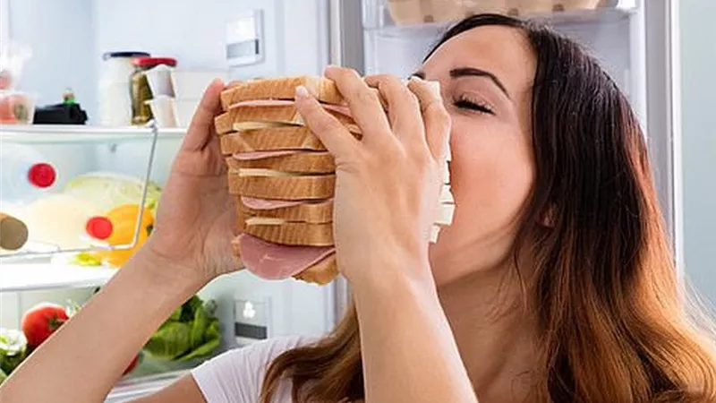 كيف تسيطر على الجوع في منتصف الليل؟.. إليك الخطوات 