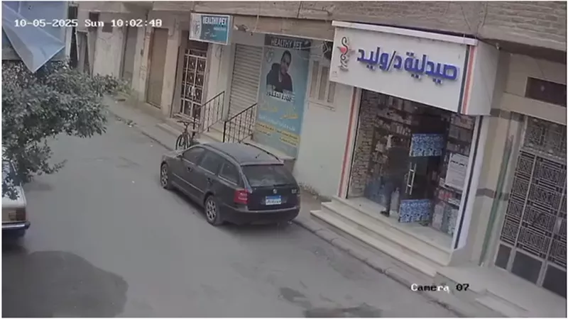 خلع هدومه.. شاب يتحرش بفتاة داخل صيدلية شهيرة في سوهاج يثير الغضب |فيديو وصور