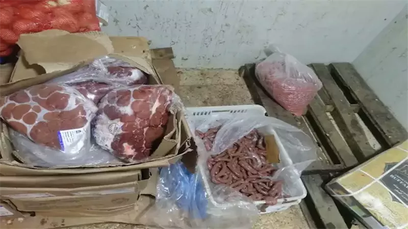 ضبط 350 كجم لحوم مصنعة غير صالحة للاستهلاك الآدمي بسوهاج 