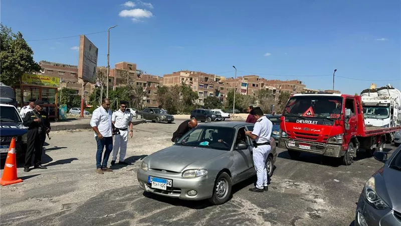 حملات أمنية مكثفة بمدينة 15 مايو لضبط الخارجين عن القانون.. صور