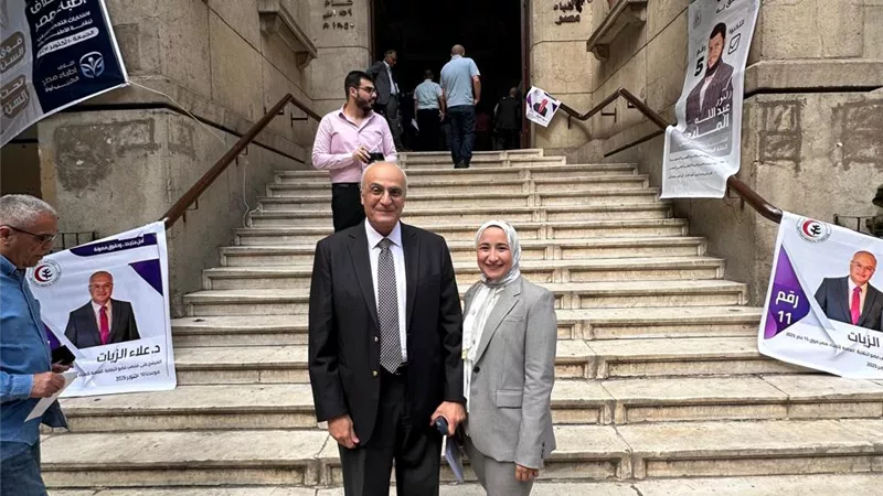 انتخابات نقابة الأطباء.. عميد قصر العيني يهنئ الطبيبين مصطفى سليم وإيمان حسن  بالفوز 