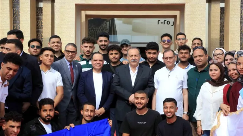 محافظ أسيوط يشارك وفدا من طلاب جامعتي أسيوط وبدر في زيارة معرض 