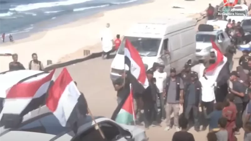الأعلام المصرية في المقدمة.. شاهد قوافل العائدين إلى شمال قطاع غزة |فيديو