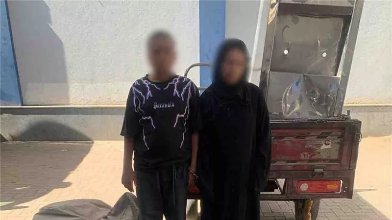 «فيديو فضحهم».. القبض على رجل وسيدة سرقا مبرد مياه وغطاء سيارة بسوهاج