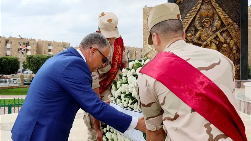 احتفالًا بالعيد القومي.. محافظ الإسماعيلية يضع إكليلًا الزهور بالنصب التذكاري |صور