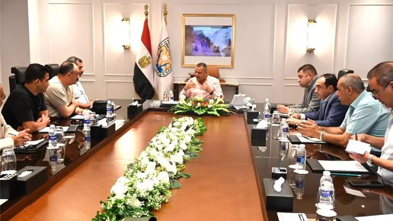 محافظ جنوب سيناء يترأس اجتماعًا لمتابعة الاستعدادات لاستضافة مراسم توقيع اتفاق وقف الحرب في غزة
