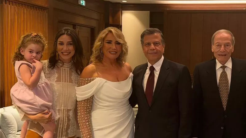 الظهور الأول لـ ابنة إيناس الدغيدي بعقد قران والدتها