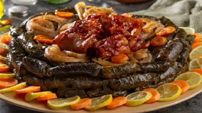 لذيذة وشهية.. طريقة تحضير طاجن ورق العنب بالكوارع في المنزل 