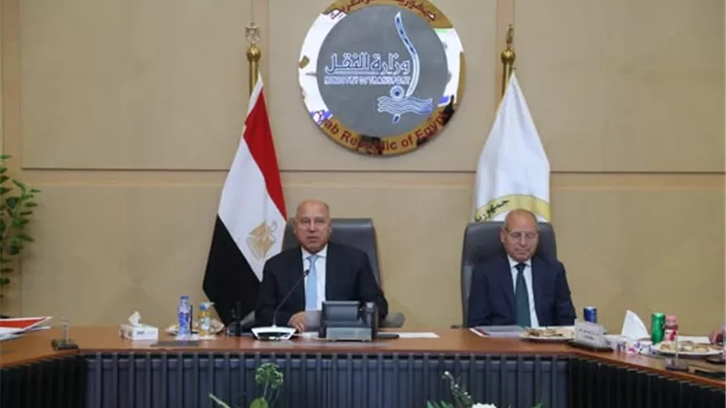 الصناعة تبحث مع منتجي الأسمنت تعزيز الطاقة الإنتاجية وخفض الأسعار